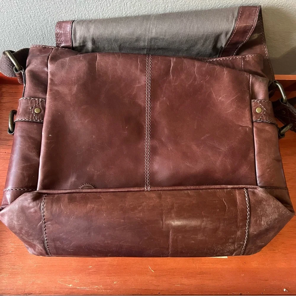 Fossil Distressed Brown Leather Messenger/Laptop Crossbody Bag Great Condition